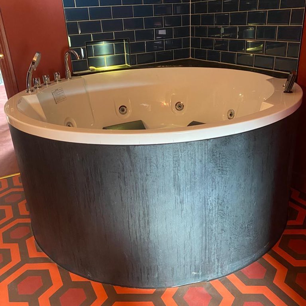 Black Line Slate veneer Jacuzzi