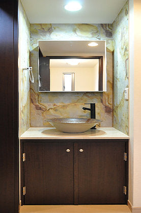 Falling Leaves slate veneer bathroom feature wall